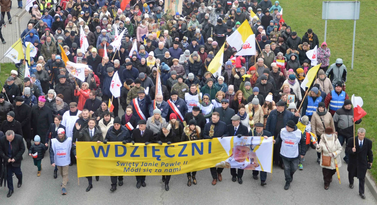 Lublin: Tysiące ludzi wyszło na ulice. Żeby bronić imienia Jana Pawła II [ZDJĘCIA]