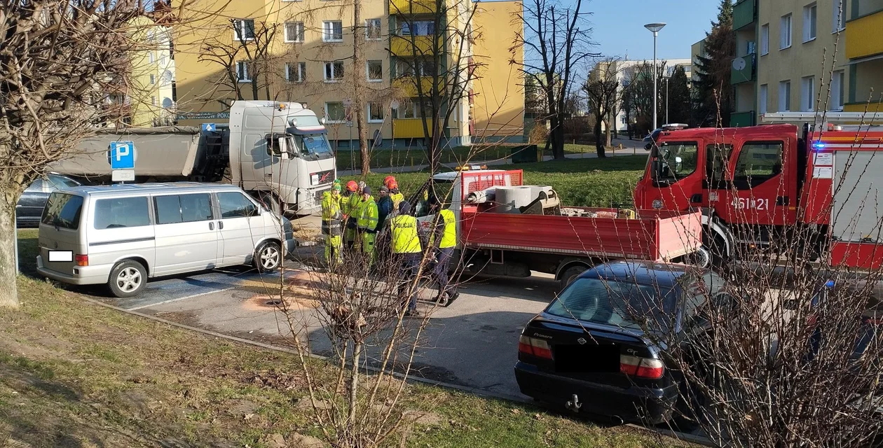 Łęczna: Policjanci i strażacy na terenie przebudowy Obrońców Pokoju - Zdjęcie główne