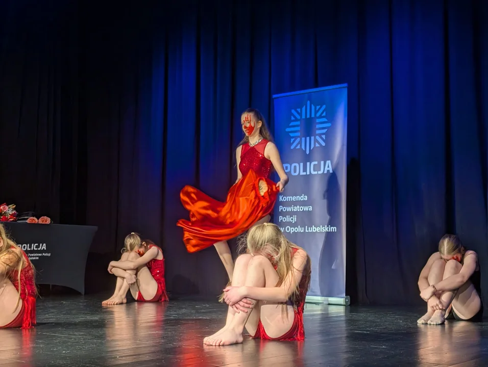 Dziewczynki z grupy akrobatycznej zachwyciły podczas Święta Służby Cywilnej (foto) - Zdjęcie główne