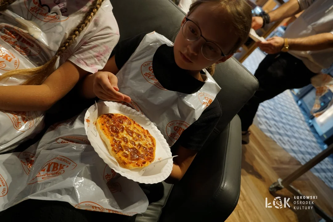 Wakacje z ŁOK. Dzieci piekły własne bułki, chałki oraz pizzę