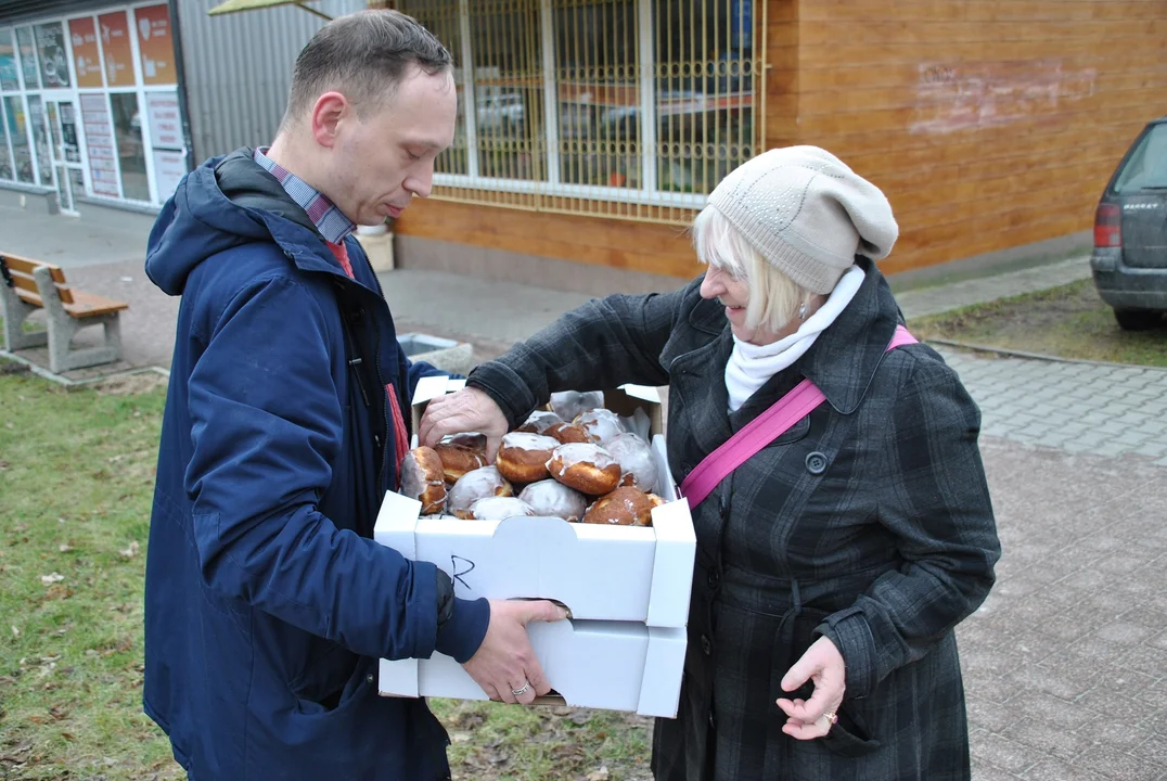 Radny Michał Kramek rozdawał dziś w Poniatowej pączki