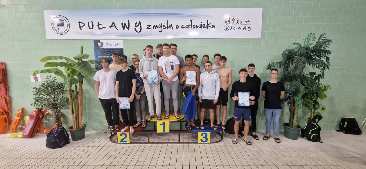 Mistrzynie i Mistrzowie w  pływaniu uczą się w ZS2 w Lubartowie (zdjęcia) - Zdjęcie główne