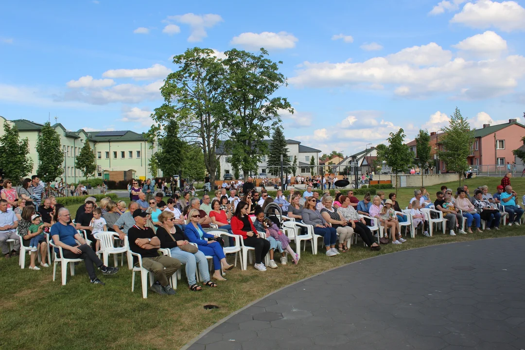 Muzyczne Otwarcie Sezonu Plenerowego 2024 w Gminie Adamów na Placu Niedźwiedzim