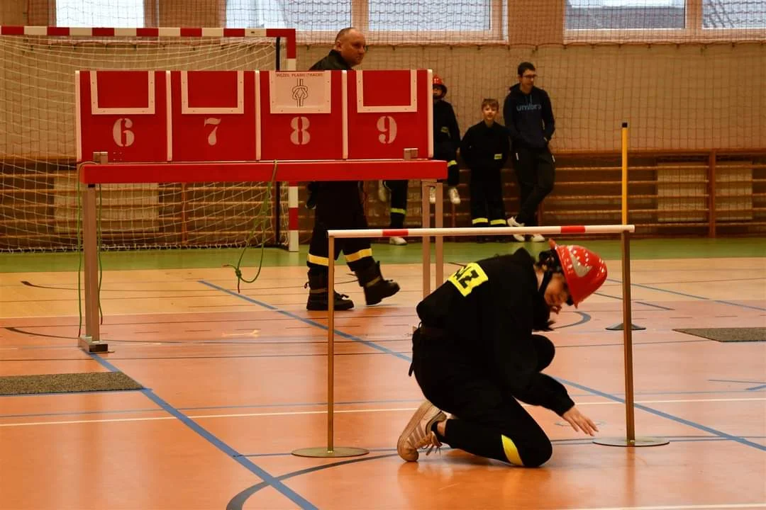 Halowe zawody sportowo-pożarnicze w Żyrzynie