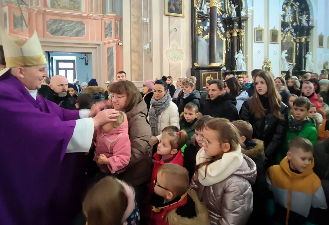 Dzieci z rodzicami modliły się podczas mszy św. z udziałem Bpa Grzegorza Suchodolskiego (zdjęcia) Błogosławieństwo przez nałożenie rąk - Zdjęcie główne