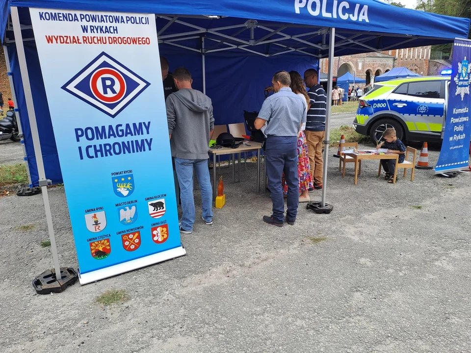 policjanci z Ryk oddali hołd