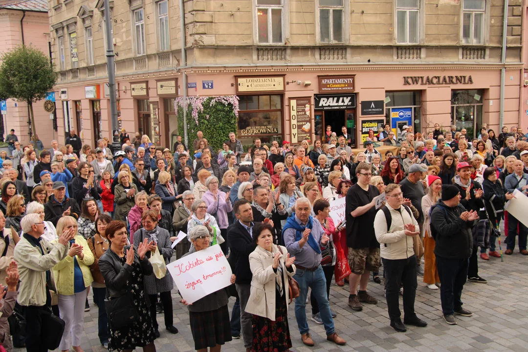 "Ani jednej więcej". Protest w Lublinie po śmierci ciężarnej Doroty