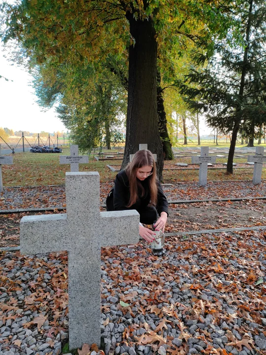 Uczniowie "Rolnika" zadbali o nagrobki na łukowskich cmentarzach