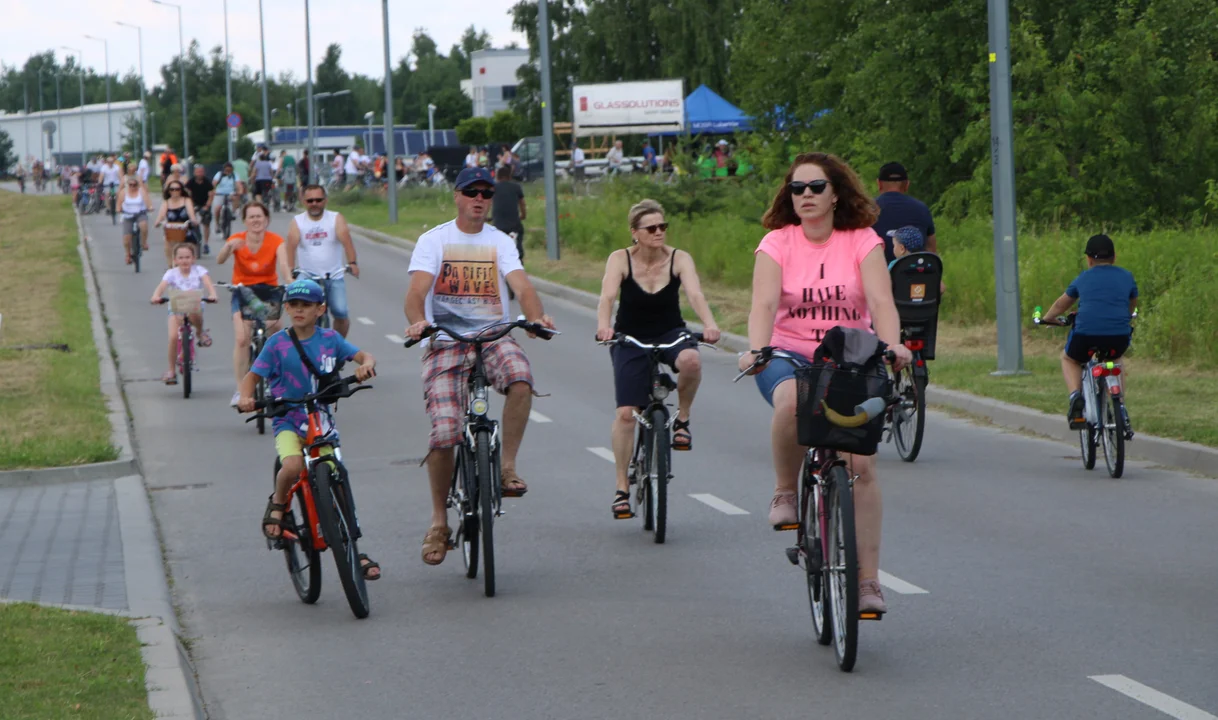 Święto Roweru w Lubartowie w toku. Jeżdżą całe rodziny (zdjęcia) - Zdjęcie główne