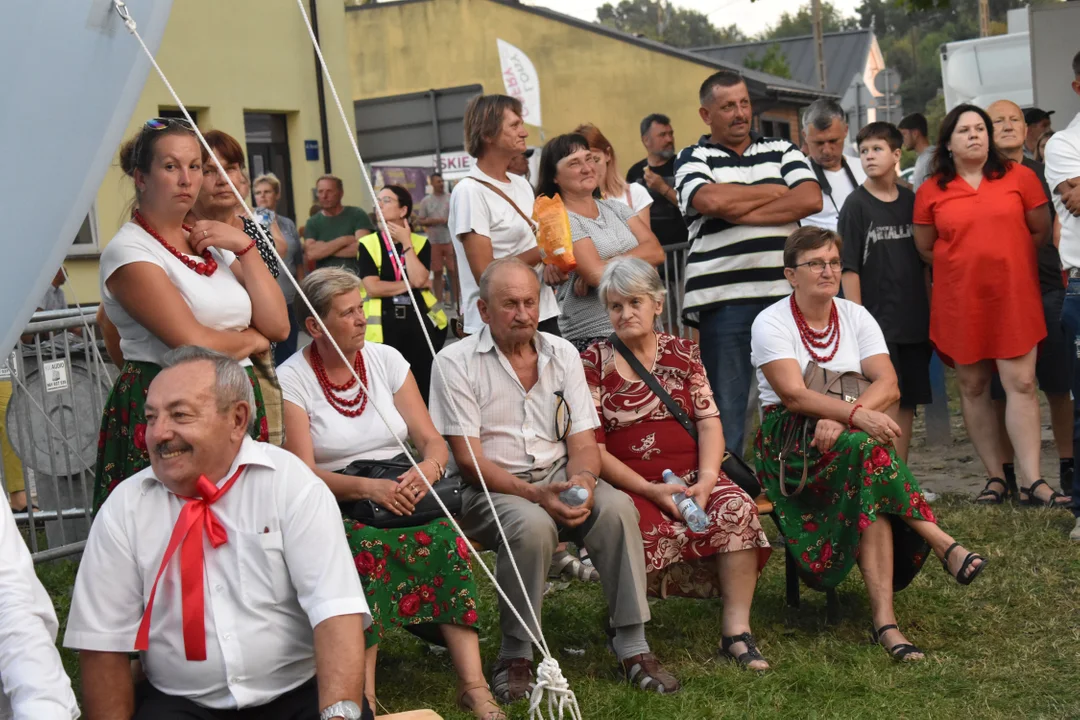 Występy lokalnych zespołów, gwiazda wieczoru "BOYS" oraz świętujący mieszkańcy powiatu