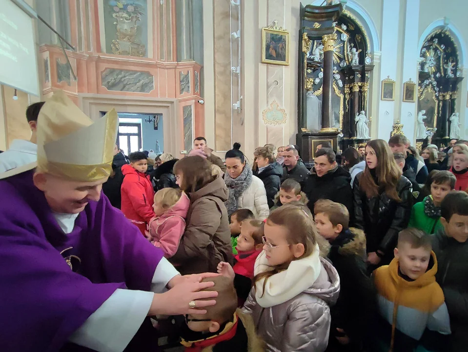 Dzieci z rodzicami modliły się podczas mszy św. z udziałem Bpa Grzegorza Suchodolskiego. Błogosławieństwo przez nałożenie rąk
