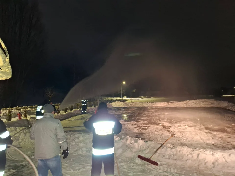 W gminie Goraj szykują lodowisko. Strażacy już leją! (foto) - Zdjęcie główne
