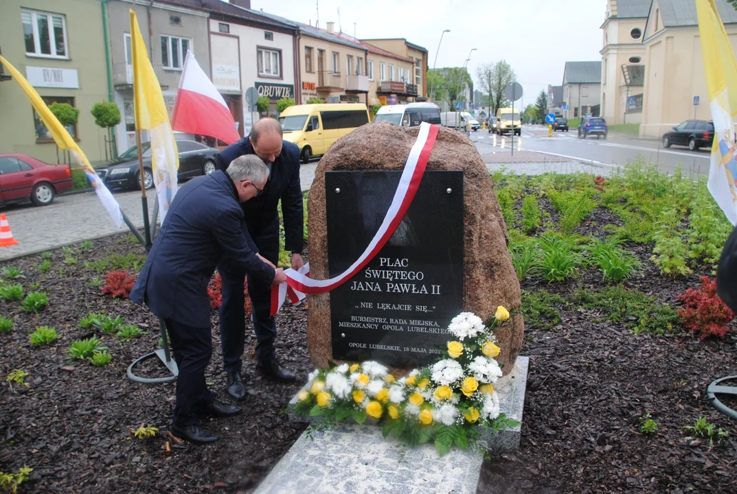 Opole Lubelskie: Tablica z nazwą "Plac Świętego Jana Pawła II" odsłonięta (ZDJĘCIA, VIDEO) - Zdjęcie główne