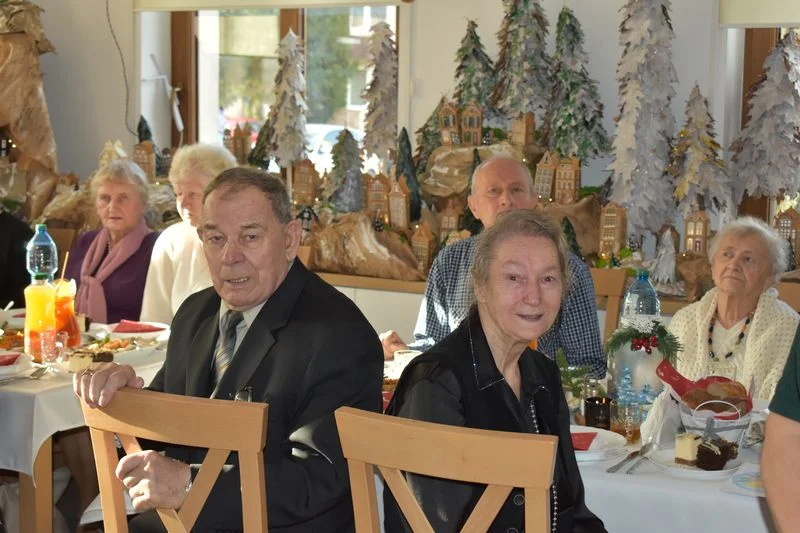 Seniorzy z Biłgoraja zaprosili do wigilijengo stołu. Kto przyszedł? (foto) - Zdjęcie główne