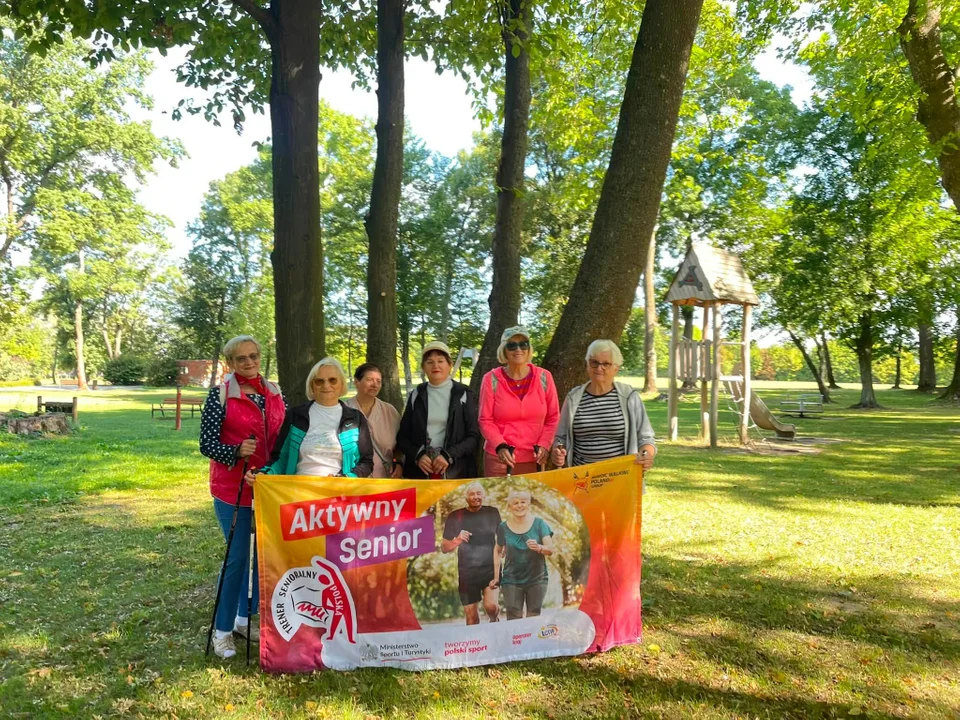 Klub Seniora w Łęcznej i Stowarzyszenie Aktywny Senior z Cycowa na wspólnym marszu w parku Podzamcze - Zdjęcie główne