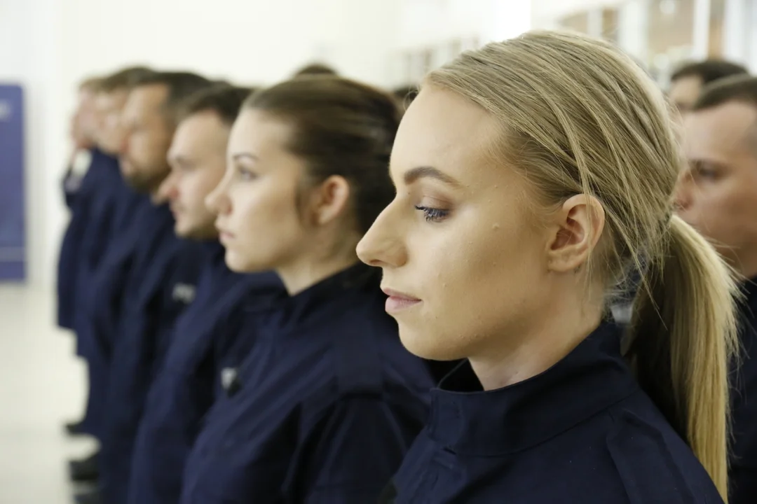 Lubelski garnizon ma nowych policjantów. Wręczono też odznaczenia i przyznano awanse