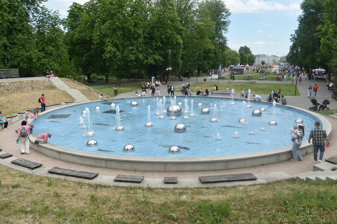 Piknik rodzinny przyciągnął tłumy. Park Ludowy zamienił się w gigantyczny plac zabaw [ZDJĘCIA] - Zdjęcie główne