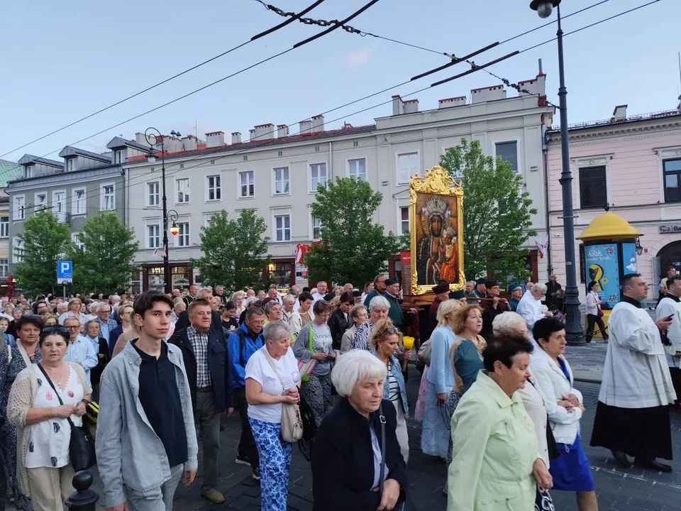 Święty obraz wędrował po centrum Lublina. Rocznica Cudu Lubelskiego zgromadziła tłumy wiernych [zdjęcia] - Zdjęcie główne
