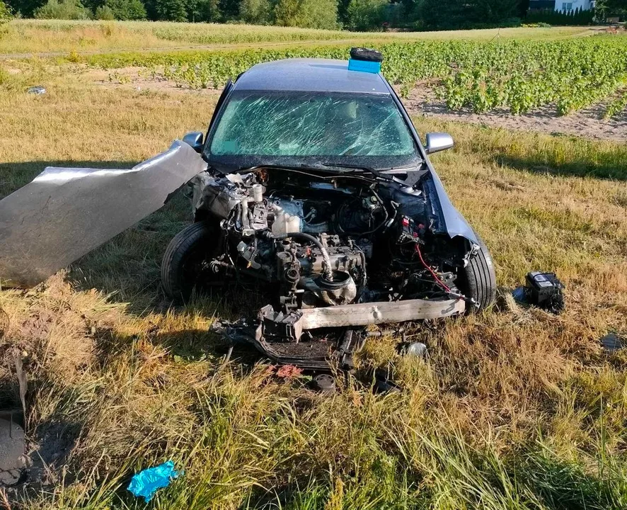 Zderzenei dwóch samochodów na skrzyżowaniu w Uściążu