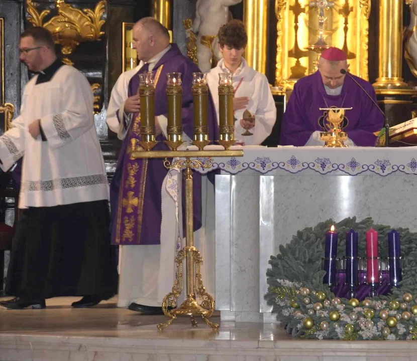Biskup Grzegorz Suchodolski odwiedził Parafię Podwyższenia Krzyża Św. Ingres Biskupa z plebanii do kościoła i msza święta