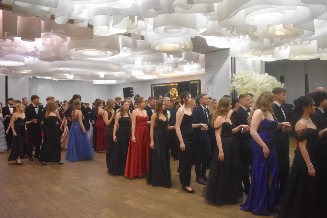 Studniówka Państwowych Szkół Budownictwa i Geodezji w Lublinie. Tak bawią się maturzyści "Budowlanki"