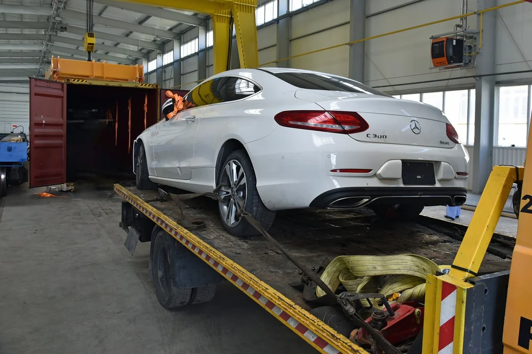 Poszukiwany za oceanem Mercedes znaleziony w pociągu towarowym. Strażnicy graniczni przechwycili go na Lubelszczyźnie