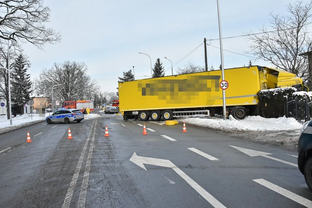 Biała Podlaska: Osobówka zderzyła się z ciężarówką, DAF uderzył w płot. Jedna osoba w szpitalu - Zdjęcie główne
