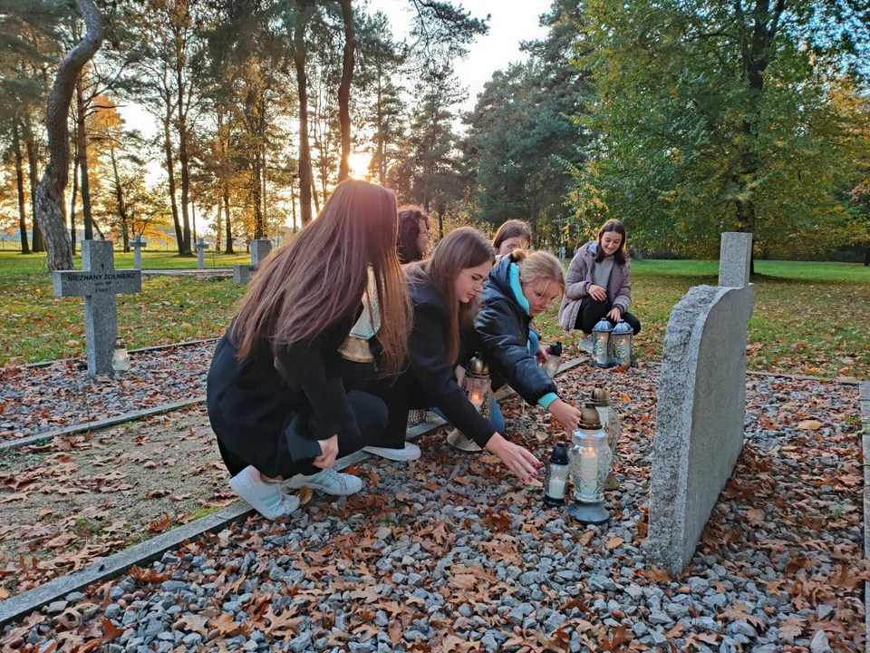 Uczniowie "Rolnika" zadbali o nagrobki na łukowskich cmentarzach