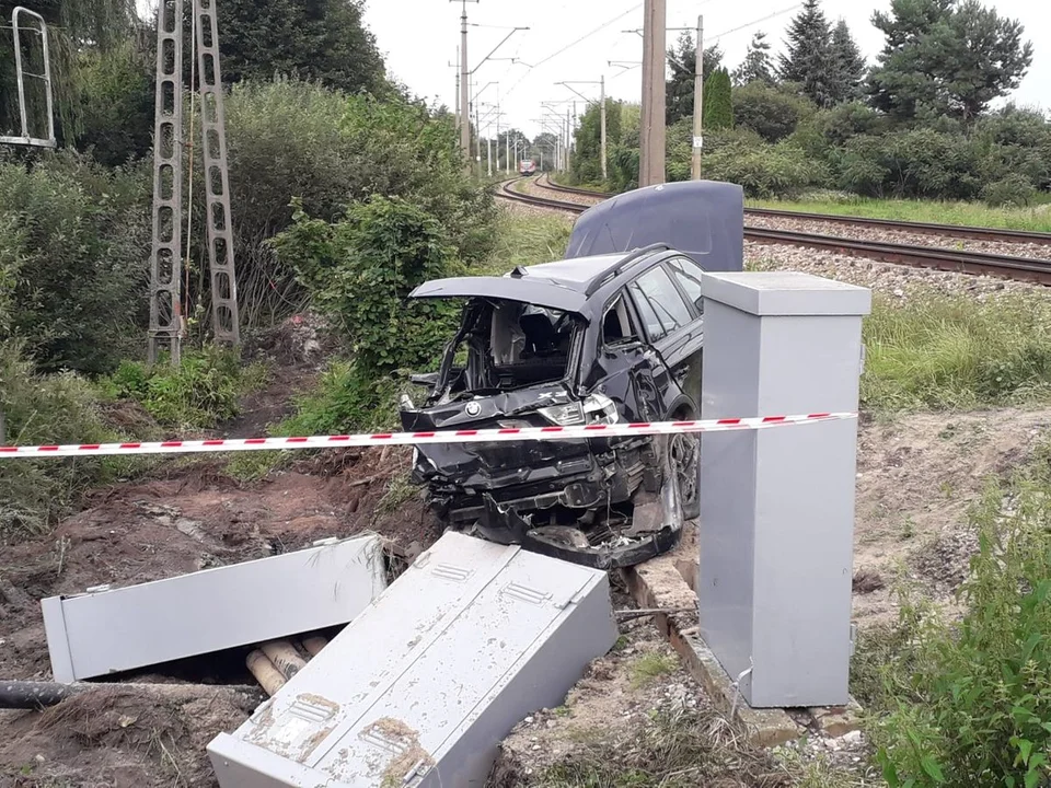 Województwo lubelskie: BMW wjechało pod nadjeżdżający pociąg