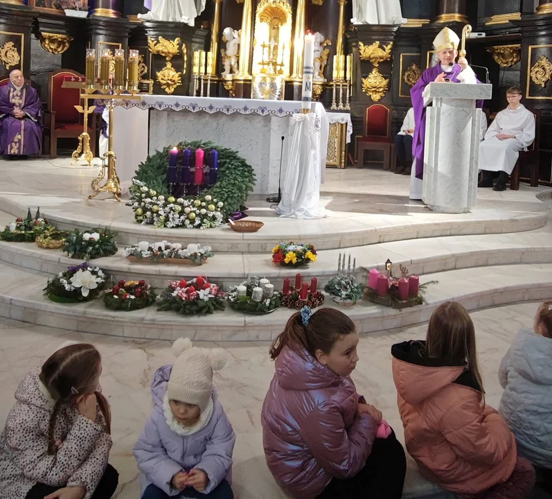 Dzieci z rodzicami modliły się podczas mszy św. z udziałem Bpa Grzegorza Suchodolskiego. Błogosławieństwo przez nałożenie rąk