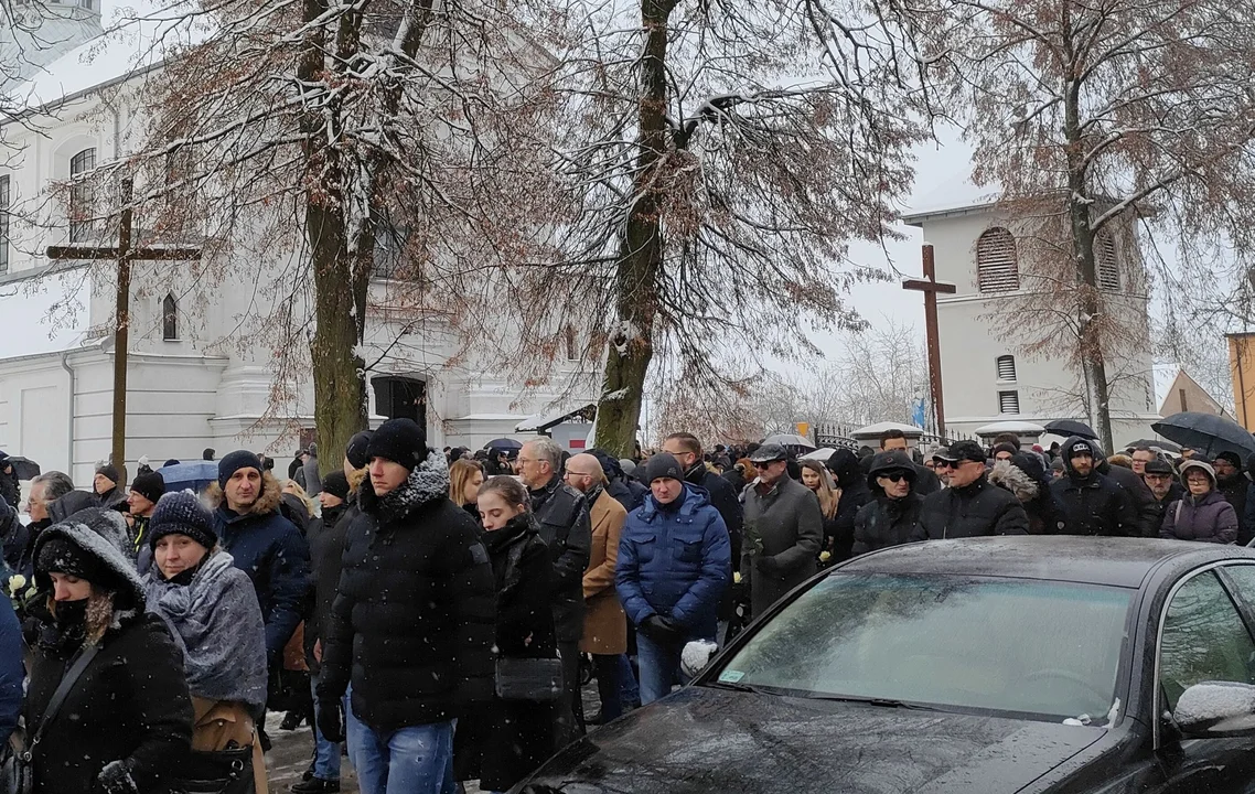 Tłumy pożegnały zamordowaną komornik z Łukowa.  Dziś w Adamowie odbył  się pogrzeb śp. Ewy Kochańskiej