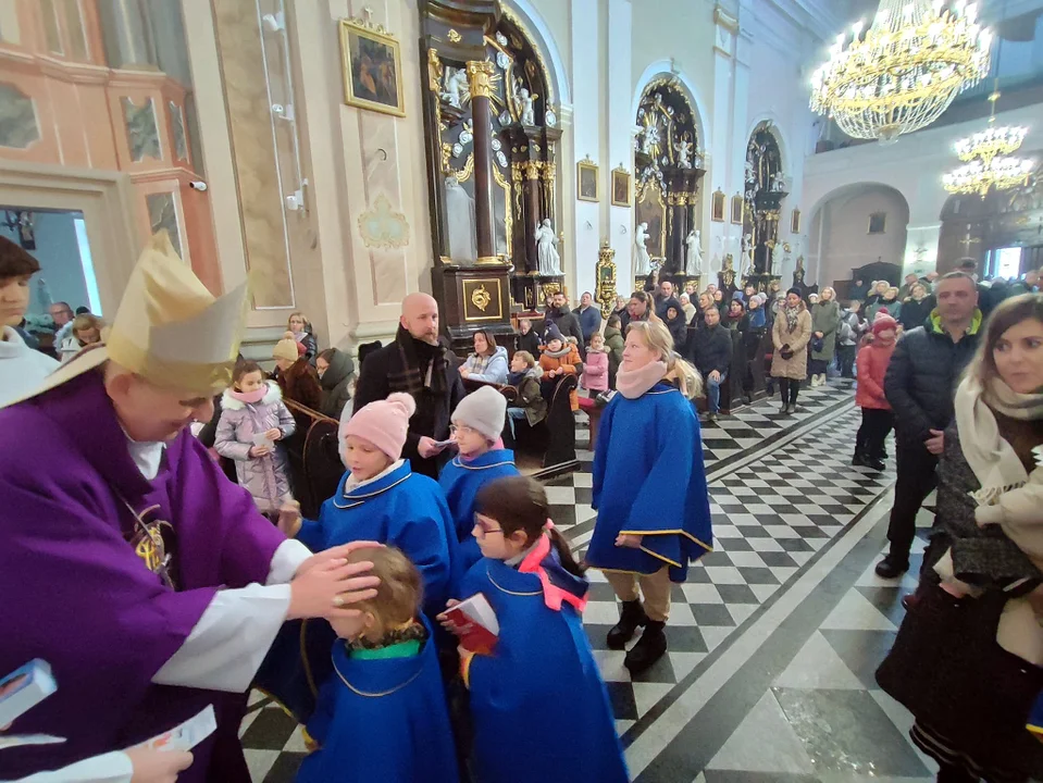 Dzieci z rodzicami modliły się podczas mszy św. z udziałem Bpa Grzegorza Suchodolskiego. Błogosławieństwo przez nałożenie rąk