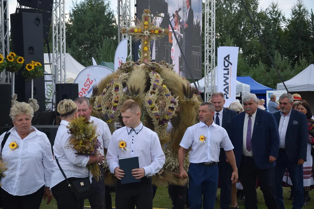 Dożynki Powiatowe w Drelowie 2023. Korowód i prezentacja wieńców