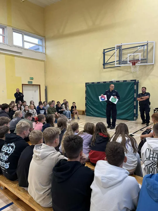 Policjanci w szkole w Radoryżu