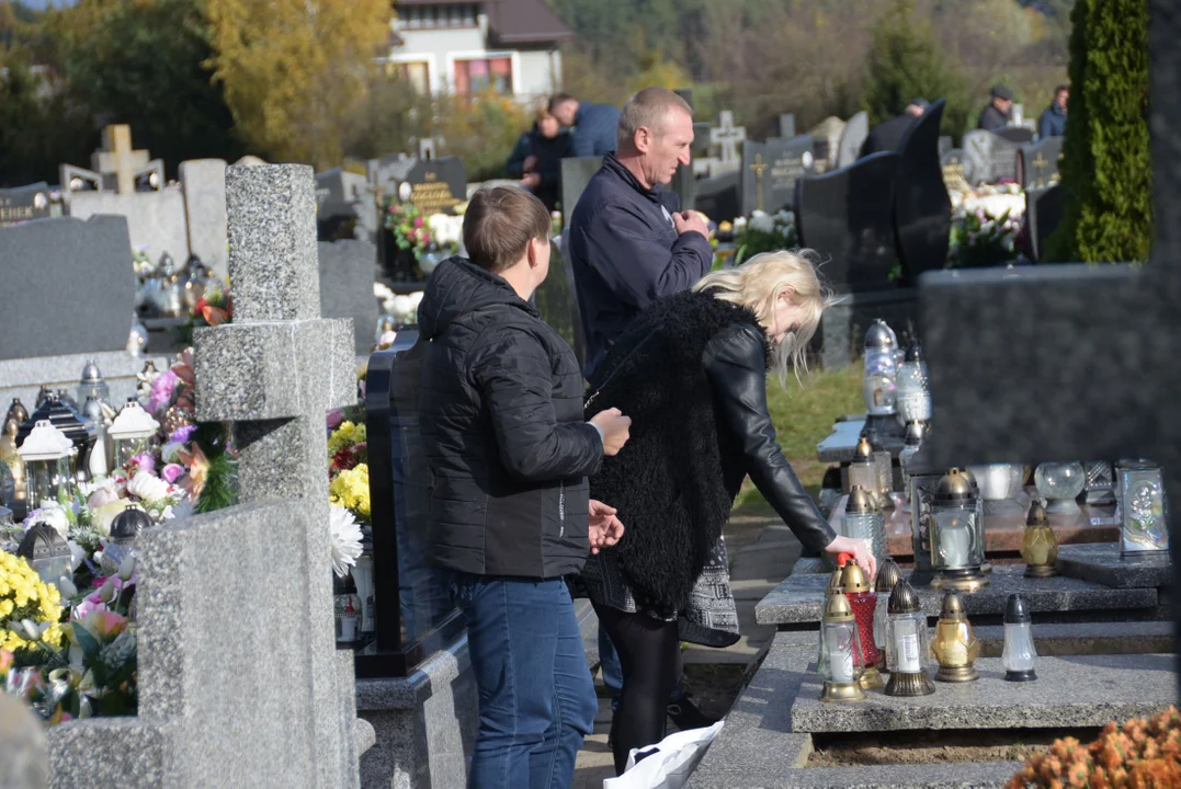 Dzień Wszystkich Świętych na cmentarzu w Okrzei