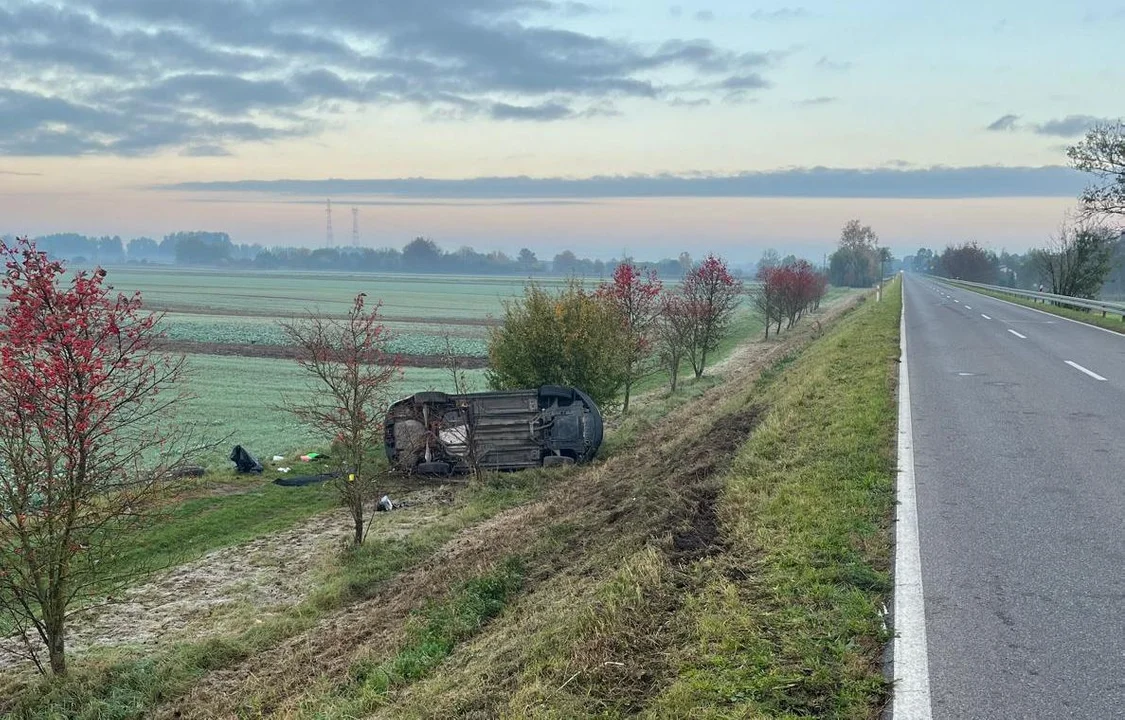 Dachował, bo chciał uniknąć zderzenia z sarnami - Zdjęcie główne