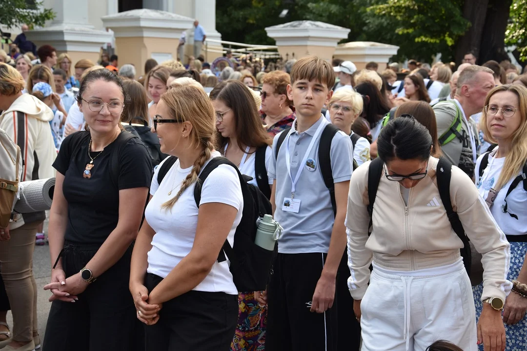 Ruszyli na Jasną Górę! Pielgrzymi z Garwolina mają przed sobą ponad 360 kilometrów [Zdjęcia Cz. 1] - Zdjęcie główne