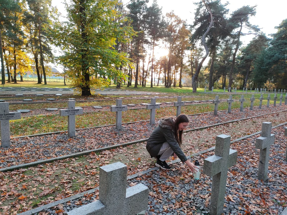 UCZNIOWIE ROLNIKA  ZADBALI O NAGROBKI NA ŁUKOWSKICH CMENTARZACH