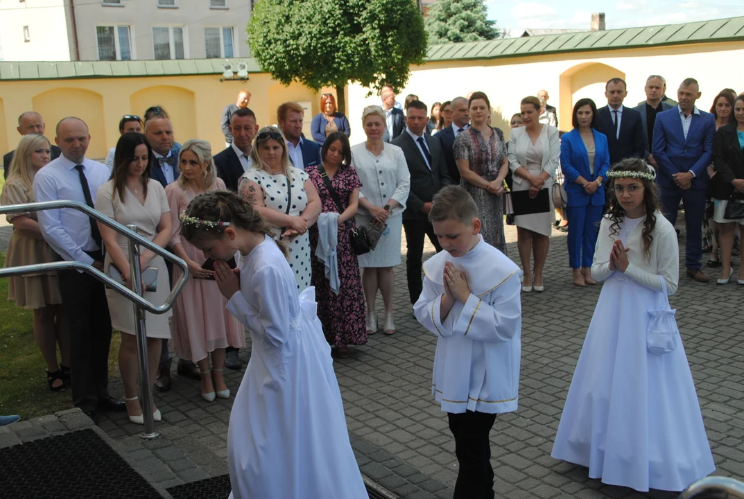 Uczniowie z klas III A i III C z SP nr 2 w Opolu Lubelskim przystąpili do I Komunii Świętej 3 czerwca o godz. 10