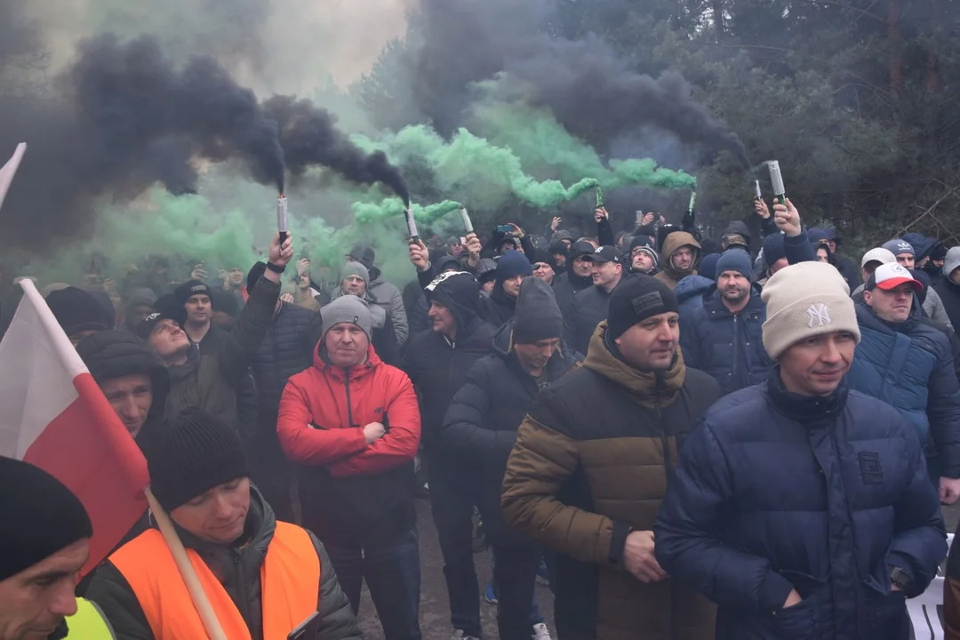 Górnicy protestowali przed budynkiem zarządu LW Bogdanka (ZDJĘCIA, WIDEO) - Zdjęcie główne