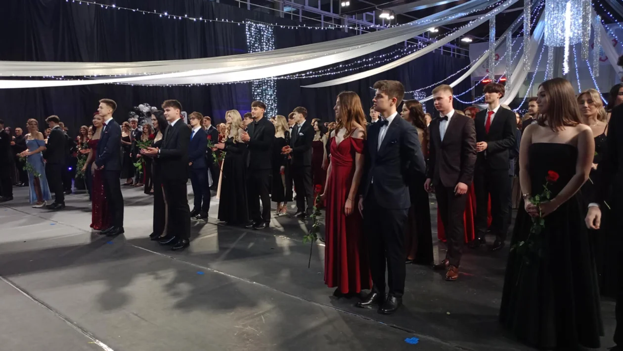 Sto dni do matury! Uczniowie II LO bawią się na studniówce [GALERIA] - Zdjęcie główne