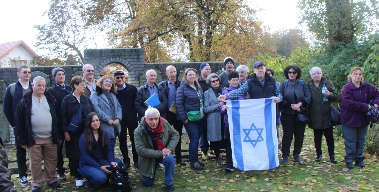 Potomkowie Żydów z Lubartowa na miejscu pochówku przodków. Odwiedzili kirkut (zdjęcia) - Zdjęcie główne