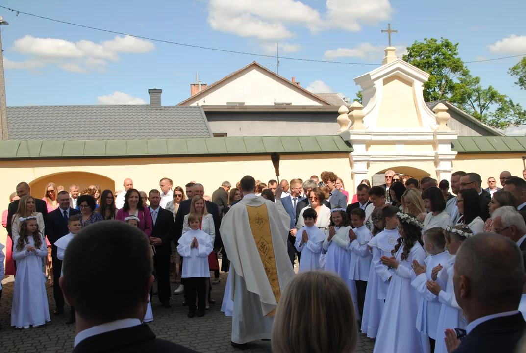 Uczniowie z klas III A i III C z SP nr 2 w Opolu Lubelskim przystąpili do I Komunii Świętej 3 czerwca o godz. 10