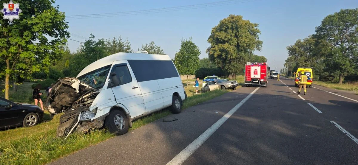 Lubelskie: Chwila nieuwagi na DK17. Mercedes uderzył w dwa auta