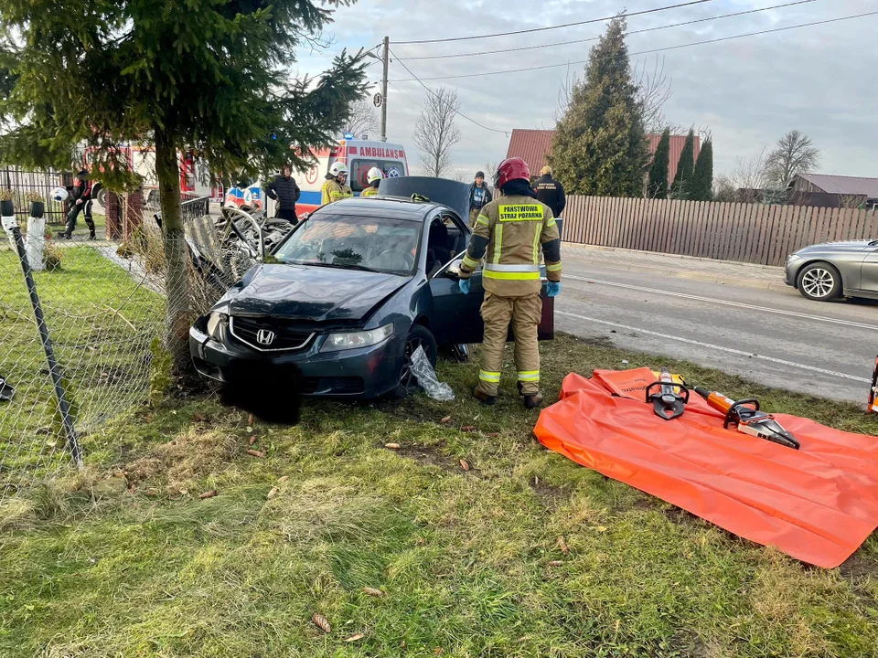 Powiat Łukowski. Honda wypadła z drogi i uderzyła w ogrodzenie