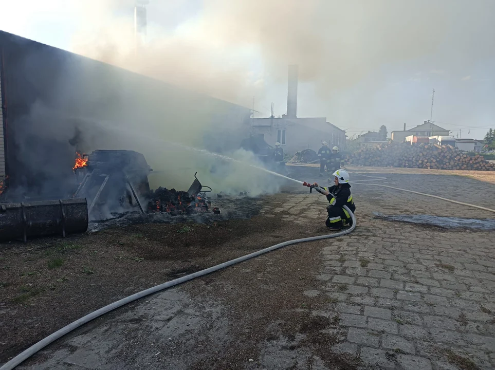 Pracowity dzień strażaków z gminy Łuków. W Sięciaszce Pierwszej palił się tartak