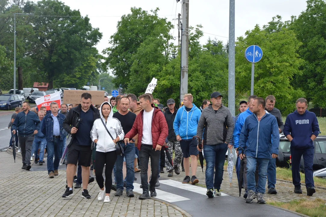 Protest producentów malin w Opolu Lubelskim. Dzień drugi