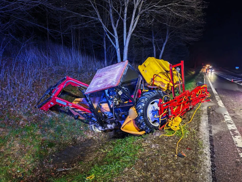 Lubelskie: Osobówka zderzyła się z ciągnikiem rolniczym. Trzy osoby w szpitalu