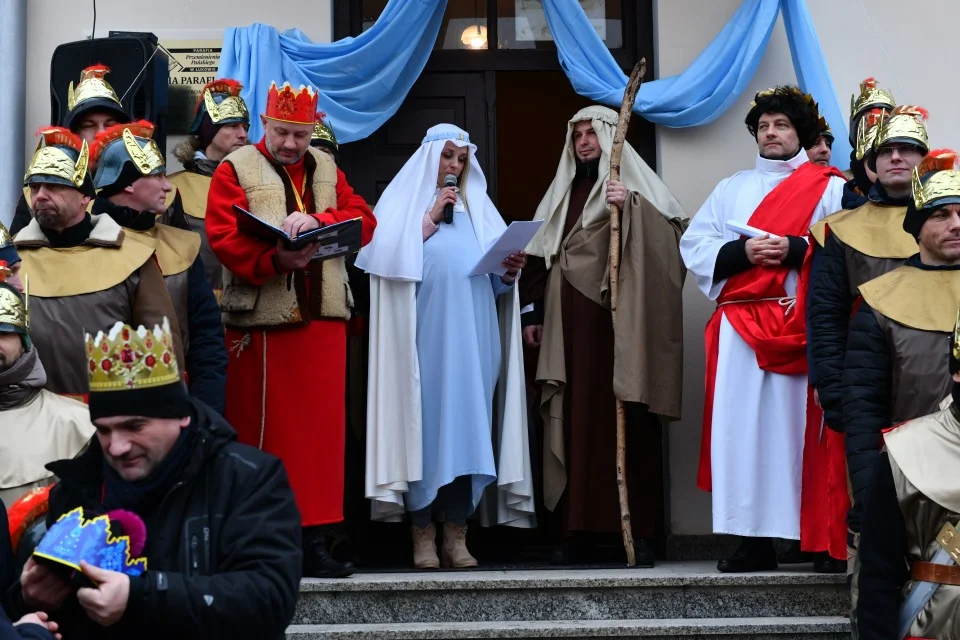 Wędrowaliśmy z Trzema Królami ulicami Łukowa (zdjęcia cz.I). Łukowianie licznie przyszli na Orszak - Zdjęcie główne