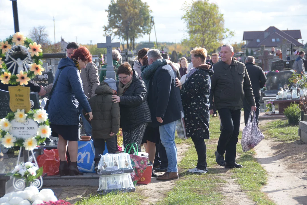 Dzień Wszystkich Świętych na cmentarzu w Okrzei